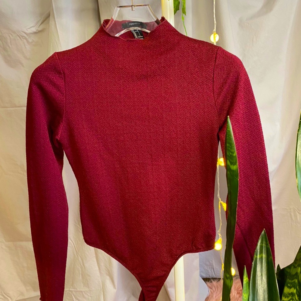 Red textured mock neck bodysuit! 💋🌹